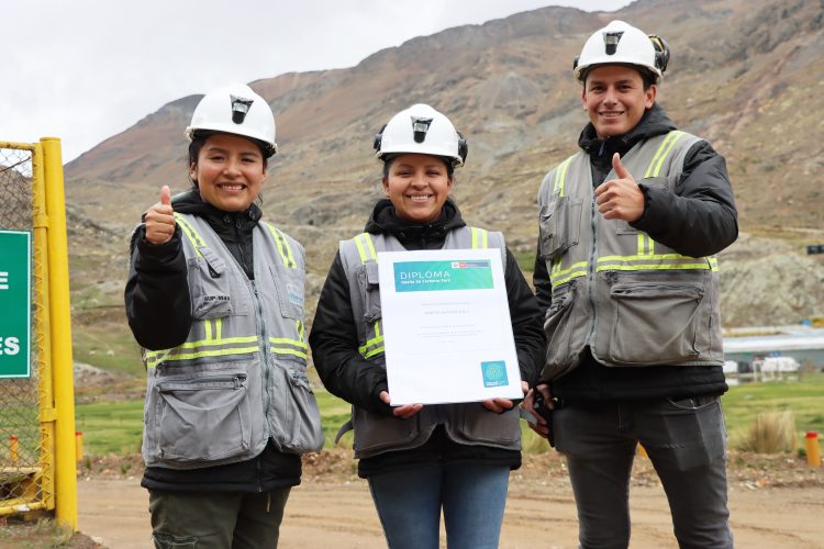 Minera Bateas recibe su primera estrella por programa de huella de carbono del MINAM