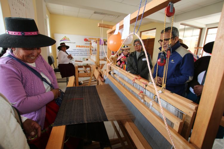 (Antapaccay) Más de 50 mujeres de Alto Huarca inician capacitación en telares