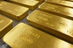 El oro retrocede por menor nerviosismo sobre la banca
