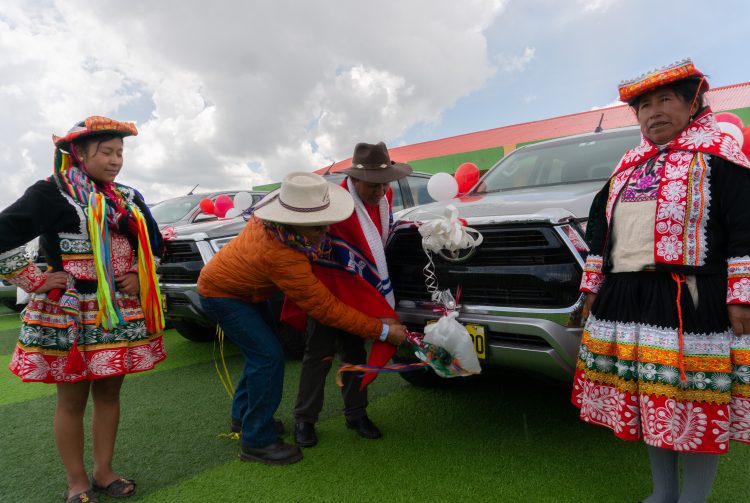 Antapaccay entrega 7 camionetas a la comunidad campesina de Pacopata, en Cusco