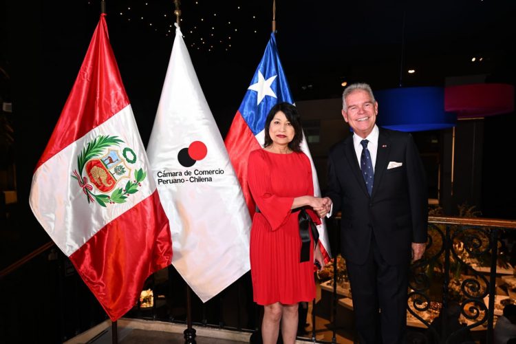Ana Cecilia Gervasi, ministra de Relaciones Exteriores y Juan Carlos Fisher, presidente de la Cámara de Comercio Peruano Chilena.