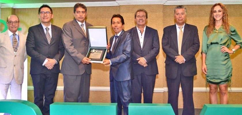 Minera Bateas recibe placa de honor del ISEM