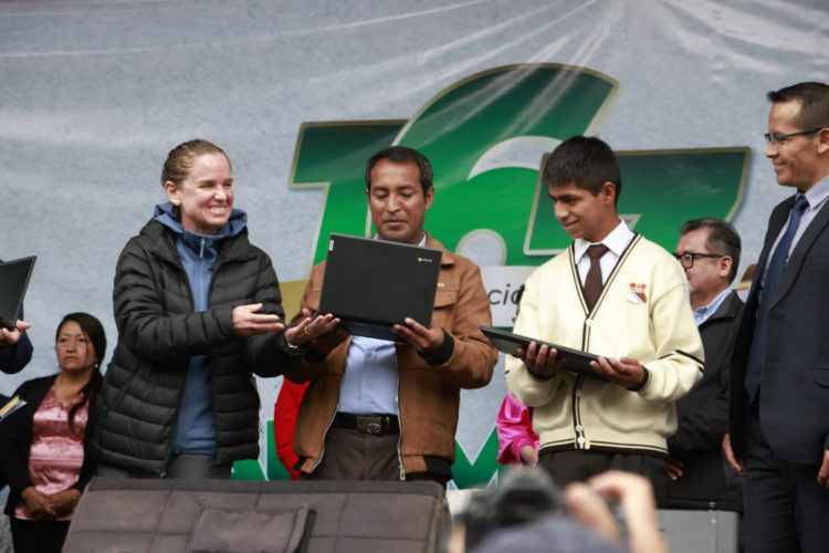 Antamina entrega laptops a escolares de San Marcos