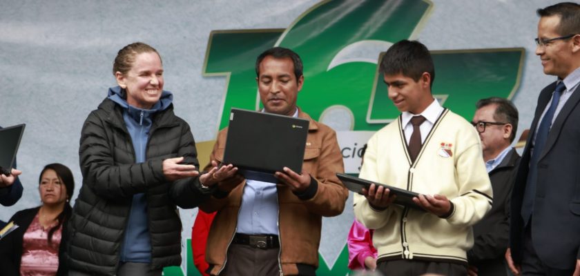 Antamina entrega laptops a escolares de San Marcos
