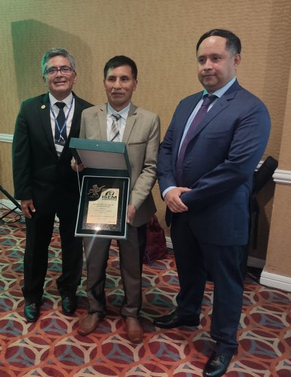Antapacccay recibe Premio de RIMAC por su liderazgo en seguridad laboral