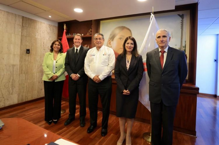 Autoridades del MINEM se reúnen con ejecutivos de Cerro Verde