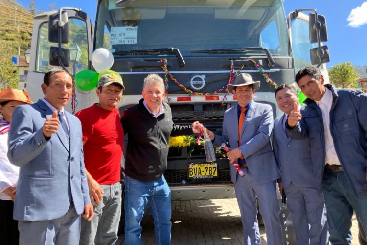 Hidroeléctrica Cerro del Águila entrega camión volquete para el distrito de Salcabamba