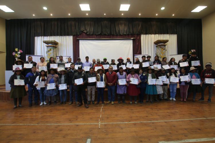 67 comuneros de Espinar recibieron diplomas a nombre de la Nación al concluir estudios en “Administración de Empresas Rurales” financiado por Antapaccay