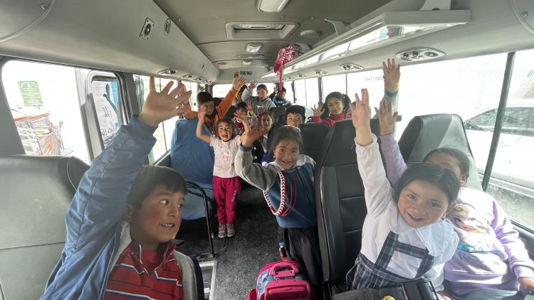 Gold Fields brinda movilidad escolar a estudiantes de Hualgayoc