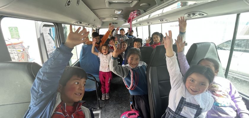 Gold Fields brinda movilidad escolar a estudiantes de Hualgayoc