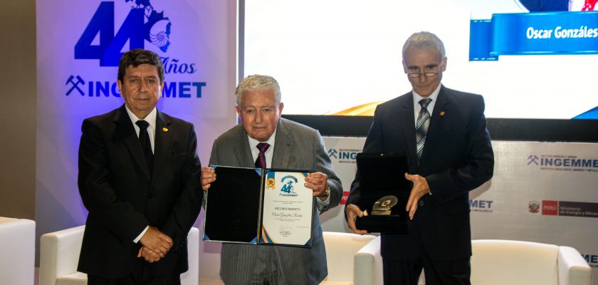 INGEMMET entrega reconocimiento al Ing. Oscar González Rocha