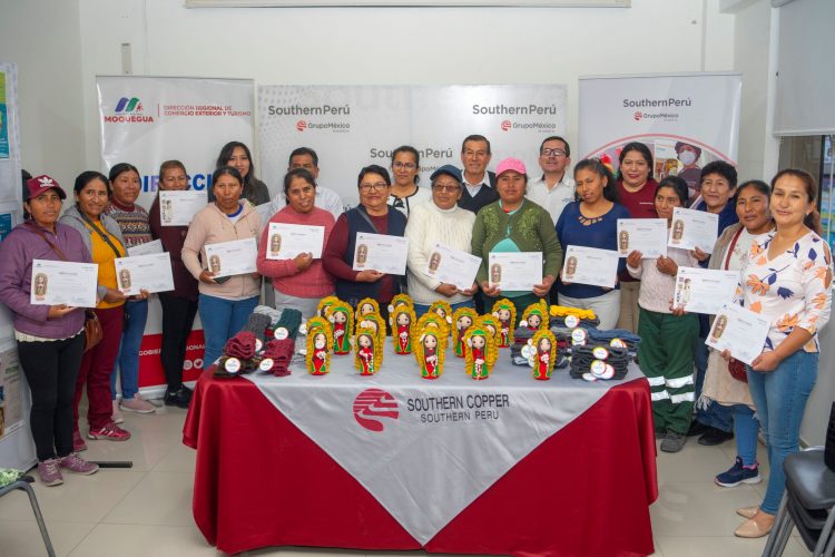 Dircetur certificó a torateñas capacitadas por Southern Perú en técnica de amigurumi y tejido