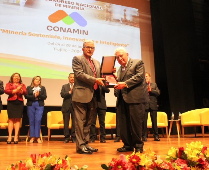 Ing. Oscar González Rocha presidente de Southern Peru, recibió el reconocimiento de CONAMIN