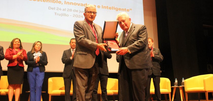 Ing. Oscar González Rocha presidente de Southern Peru, recibió el reconocimiento de CONAMIN