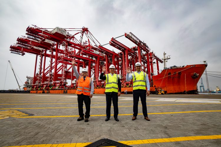 Walter Tapia presidente APN, Raul Pérez, ministro MTC, Nicolas Gauthier, CEO DP World Perú