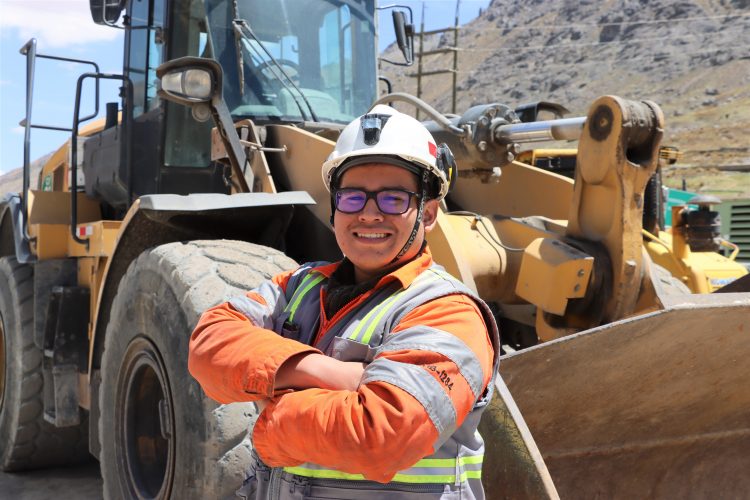 Joven trabajador de Minera Bateas crea casco que evita accidentes en mina