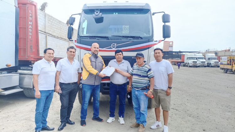 Marsa entrega camión compactador para recolección de residuos sólidos en comunidad campesina de Llacuabamba