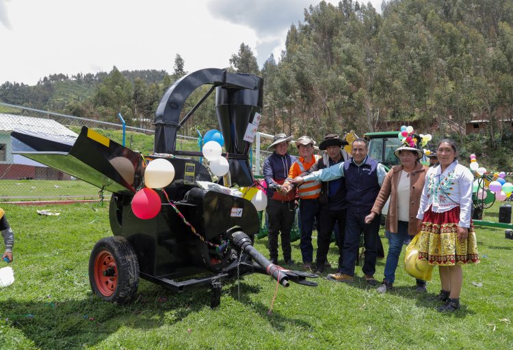 Las Bambas entrega tractor agrícola y retroexcavadora a comunidad de Cotabambas