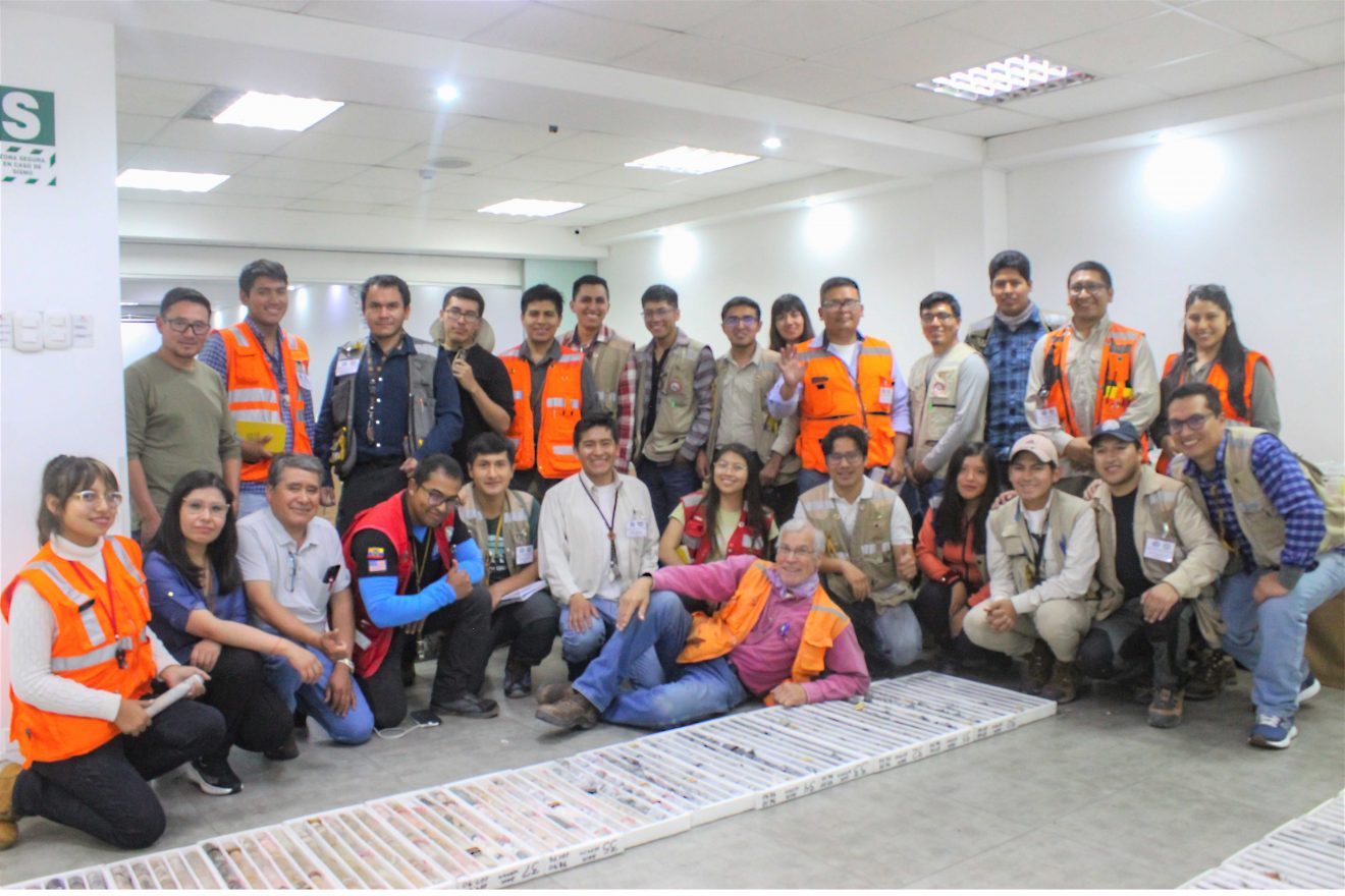 Minera Bateas fortalece la formación académica de jóvenes geólogos