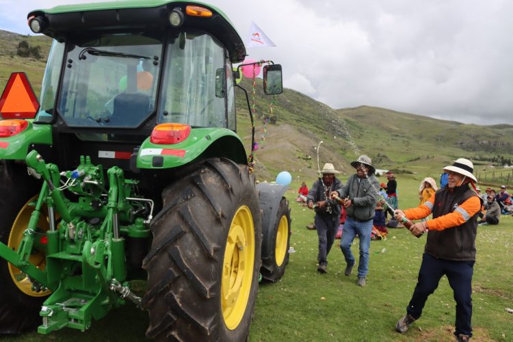 Minera Las Bambas entrega tractor agrícola a la comunidad Andrés Avelino Cáceres