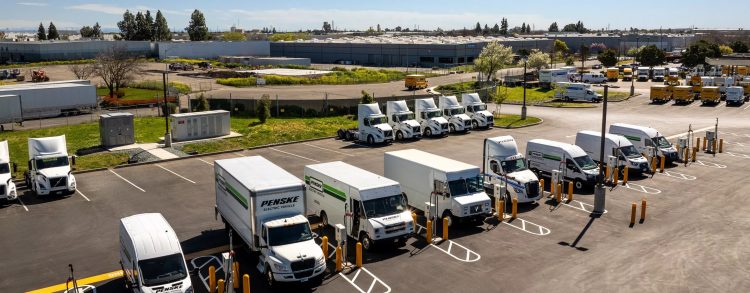 Hitachi Energy y Penske carga de camiones eléctricos