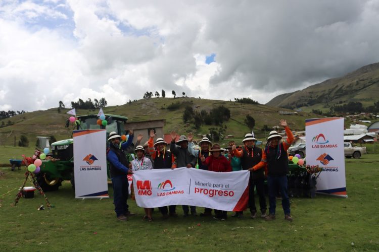 Minera Las Bambas entrega tractor agrícola a la comunidad Andrés Avelino Cáceres