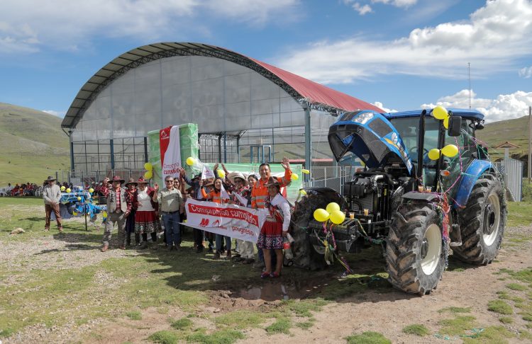 Minera Las Bambas entrega tractor agrícola en Cotabambas (1)