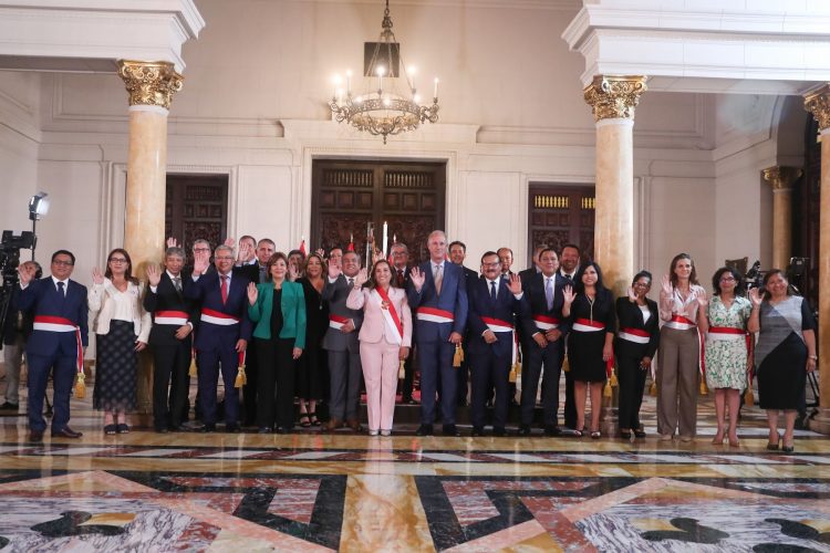 Presidenta Boluarte tomó juramento a ministros de Estado