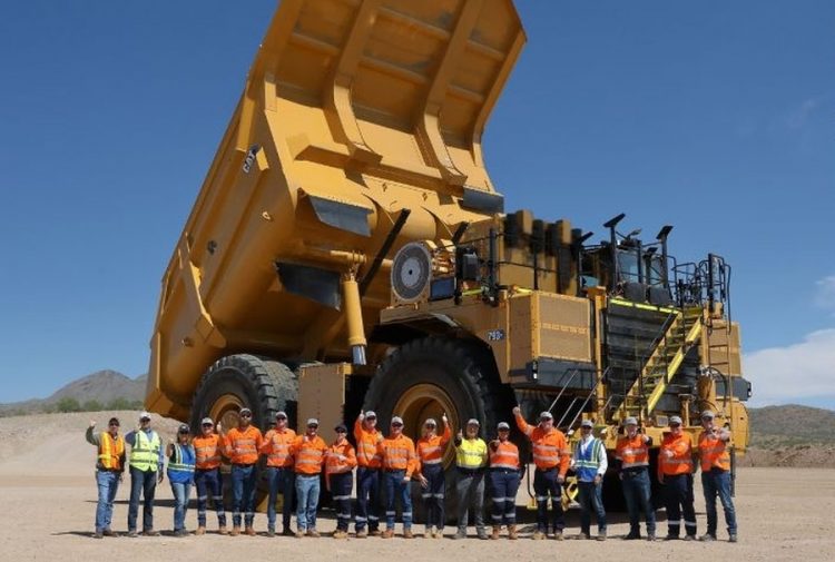 camión minero eléctrico a batería CAT 793