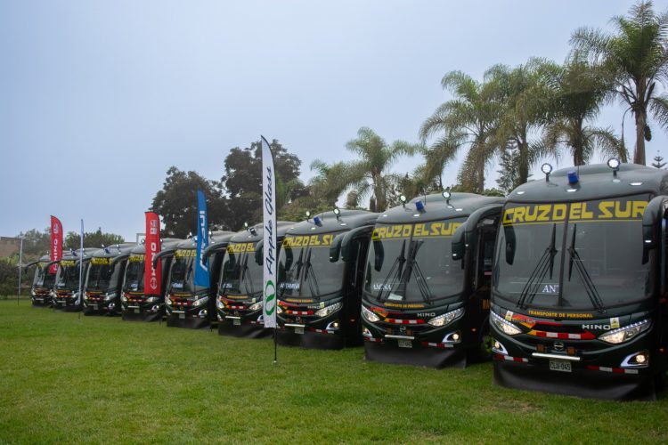 HINO Perú, Mitsui Automotriz y Apple Bus realizan la importante entrega de 42 buses a Cruz del Sur para fortalecer la seguridad en el transporte minero
