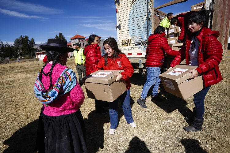 Fundación Romero lleva abrigo y alimentos a familias en Huancavelica