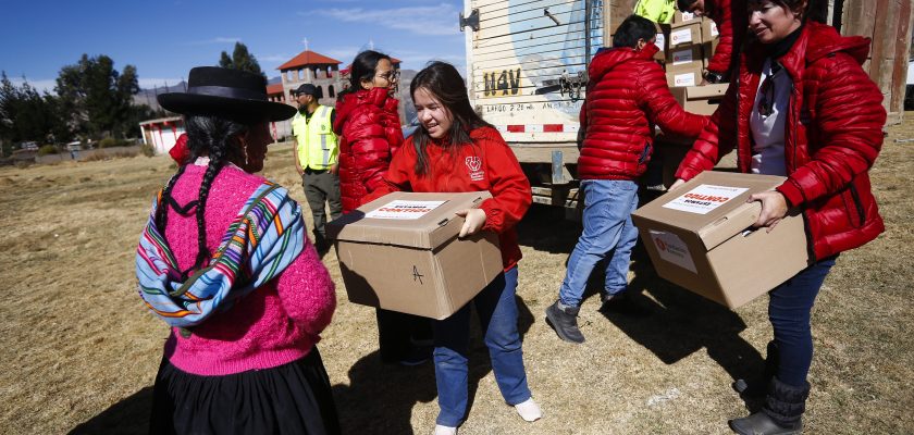 Fundación Romero lleva abrigo y alimentos a familias en Huancavelica