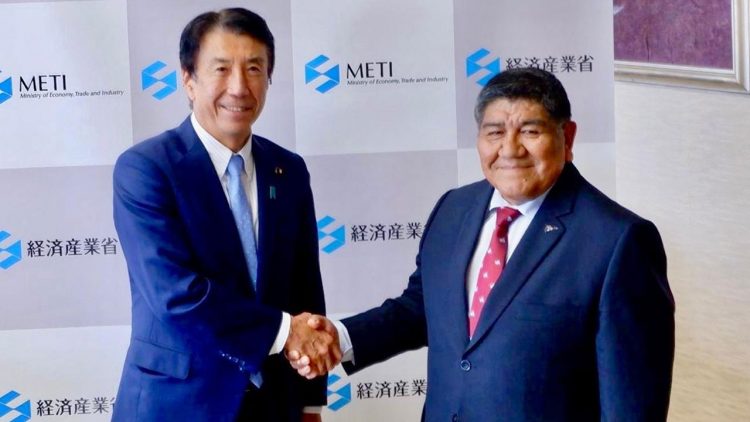 Saito Ken, titular del METI y ministro Rómulo Mucho