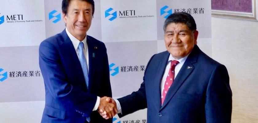 Saito Ken, titular del METI y ministro Rómulo Mucho