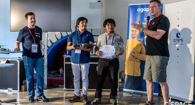 Equipo de la UNI consigue el primer lugar en concurso de Tecnología Aeroespacial en Francia