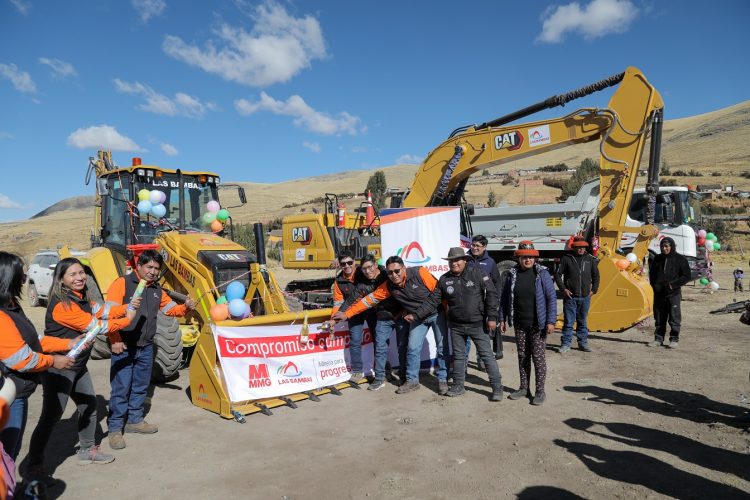 Minera Las Bambas entrega maquinarias de línea amarilla a comunidad (1)