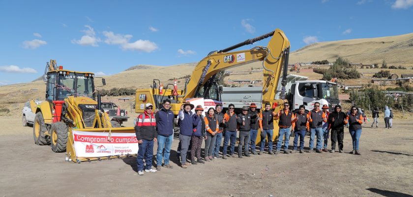 Minera Las Bambas entrega maquinarias de línea amarilla a comunidad