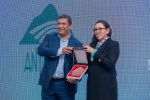 Jorge Abadie y Gabriela Carrasco, Gerente de Desarrollo Sostenible, en representación de Antamina reciben el reconocimiento de Premios Proactivo 2024