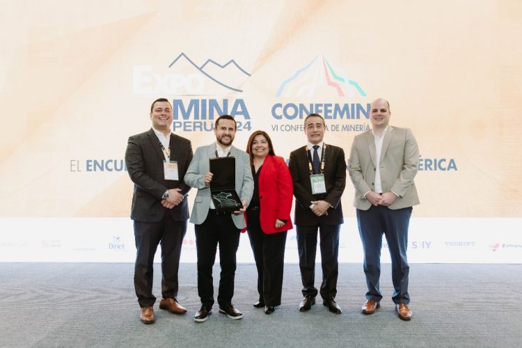 Programa educativo TEC de Komatsu-Mitsui ganó el premio Responsabilidad Social y Medioambiental en Expomina 2024