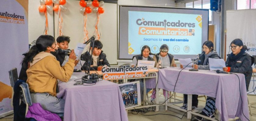 Minera Bateas impulsa el liderazgo juvenil en el distrito de Caylloma con el programa “Comunicadores Comunitarios”