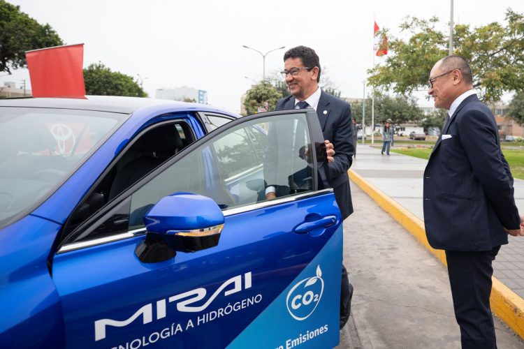 La PUCP y Toyota firman convenio para promover el hidrógeno verde en el Perú y la economía circular