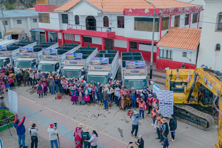 Hudbay Perú entrega camiones en Ccapacmarca