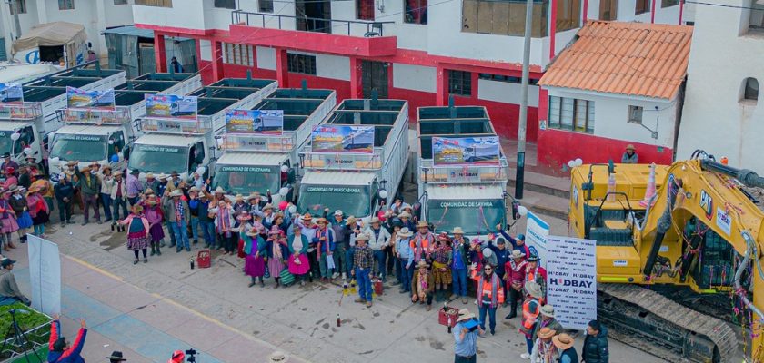 Hudbay Perú entrega camiones en Ccapacmarca