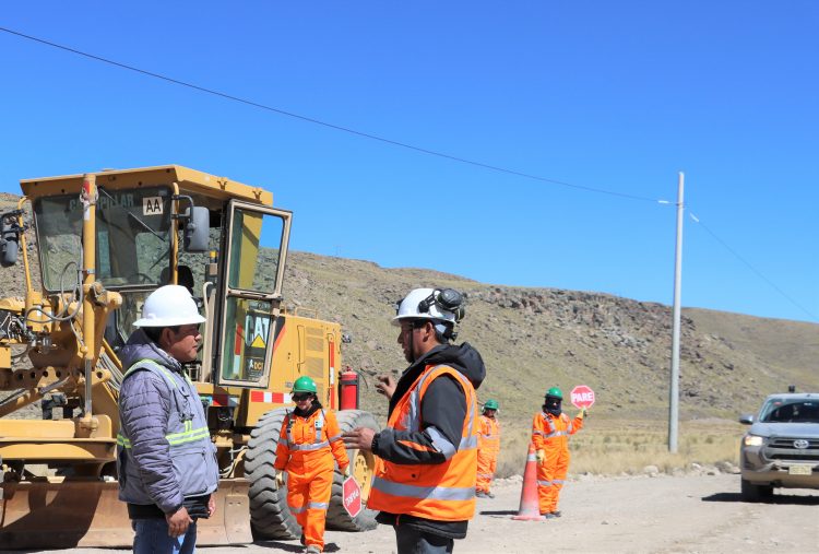 Minera Bateas contribuye a los trabajos de mantenimiento en la carretera