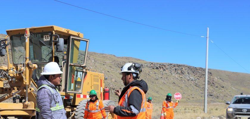 Minera Bateas contribuye a los trabajos de mantenimiento en la carretera