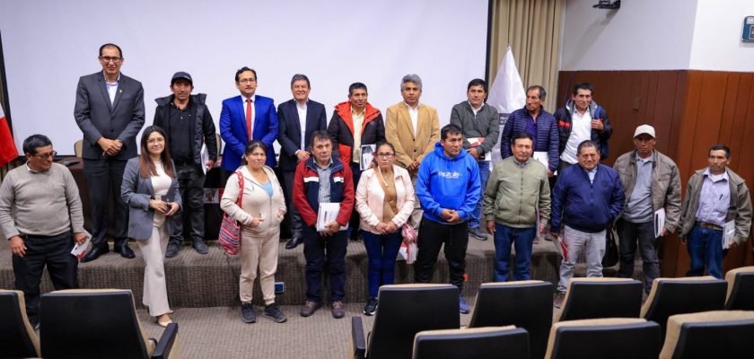 Representantes de la Comunidad Campesina de Huallhua (Ayacucho)