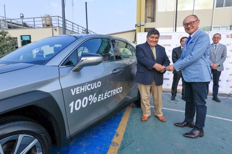 MINEM suscribe convenio con Toyota