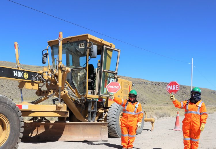 Minera Bateas mantenimiento de vías en Caylloma