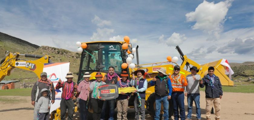 Las Bambas entrega retroexcavadora a la comunidad de Chuicuni