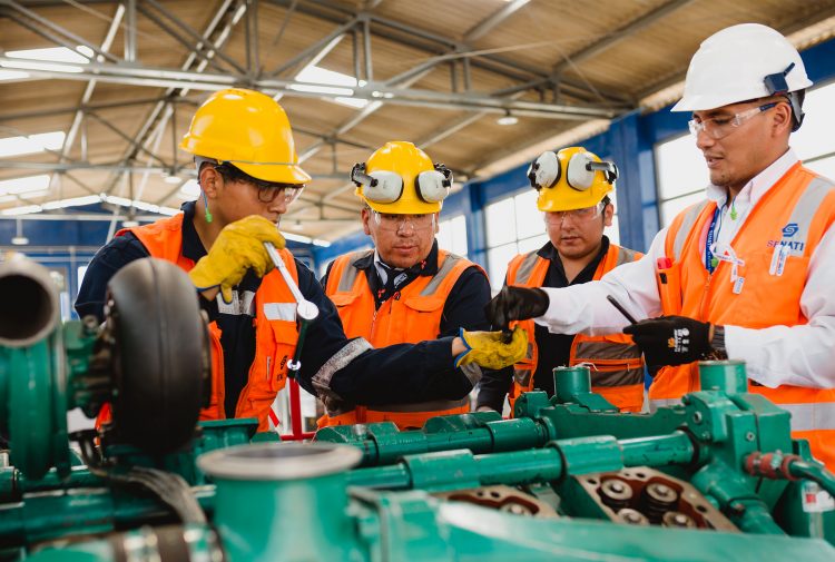 TEC: Educación Técnica para las Comunidades de Komatsu-Mitsui